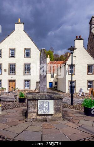 Die Reste der Tron (ein Weighbeam) am Altstädter Ring und Ecke Stadthauses in die Royal Burgh von Culross Fife Schottland Stockfoto