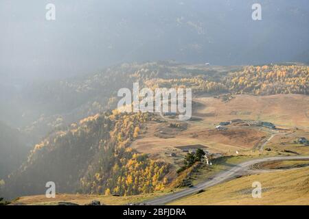 Kaukasus, Georgien, Tusheti Region, Omalo. Ein Dorf am Berghang wird von der aufgehenden Sonne in der Region Tusheti erleuchtet. Stockfoto