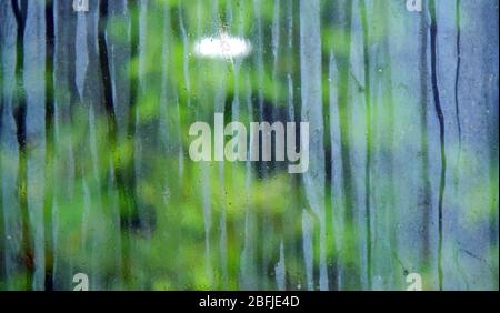 Wassertropfen auf dem Glas des Fensters in der Regenzeit Stockfoto