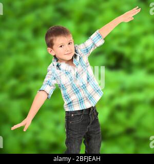 Kleiner Junge auf Naturhintergrund Stockfoto