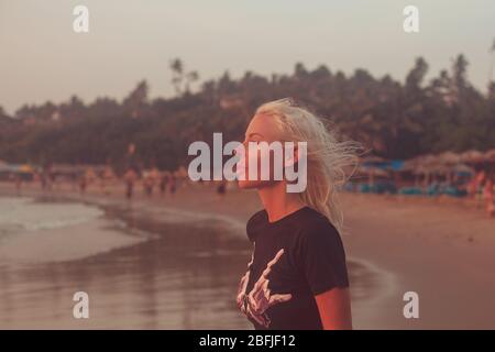 Schöne Profil Porträt junge weiß skined Frau mit Strand Hintergrund. Nördlichster Strand von Bardez Taluka in Goa. Gegenüber dem Ufer des Chapora River Stockfoto