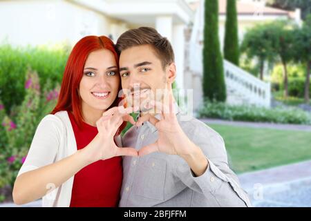 Liebevolles Paar in der Nähe ihres Hauses Stockfoto