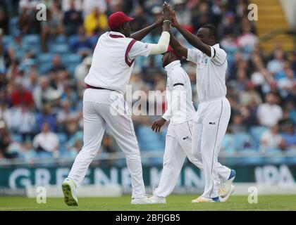 LEEDS, ENGLAND. Kemar Roach von West Indies feiert mit Jason Holder, nachdem er Moen Ali während des 2. Investec Test-Spiels zwischen England und West Indies in Headingley, Leeds am Freitag, den 25. August 2017, abgeschickt hatte. Stockfoto