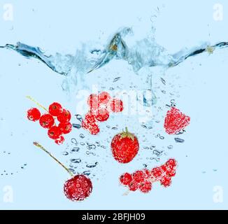 Frische Beeren, die im Wasser plätschern Stockfoto