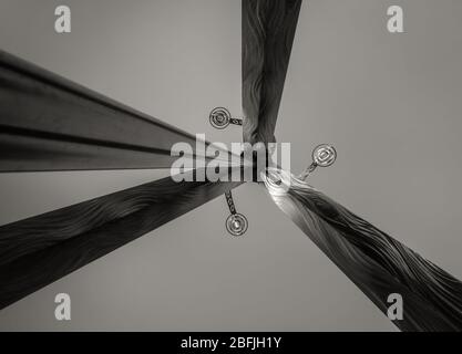 Licht reflektiert von einer Chromstahl Skulptur mit Himmel Hintergrund in dramatischen schwarz-weiß Stockfoto