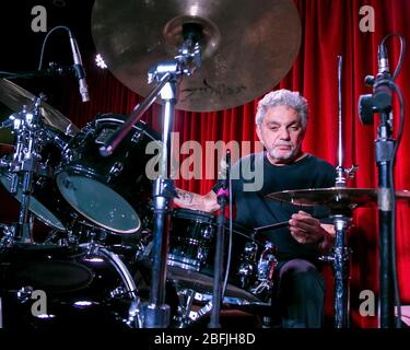 Schlagzeuger Steve Gadd wärmt sich vor einem Auftritt mit seiner Band, der Steve Gadd Band, im Catalina Jazz Club in Los Angeles, Kalifornien auf. Stockfoto