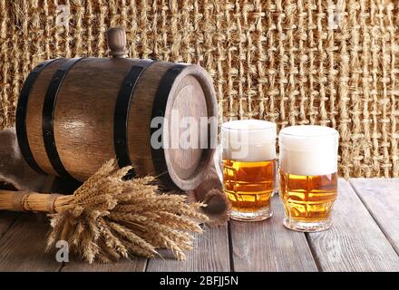 Bierfass mit Biergläsern auf dem Tisch Stockfoto