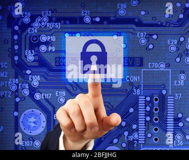 Grafiksymbol eines Schlosses auf einer Computerplatine - Computersicherheitssystem Stockfoto