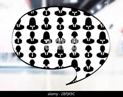 Silhouetten von Geschäftsleuten in der Sprechblase auf hellem Hintergrund Stockfoto