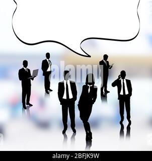 Silhouetten von Geschäftsleuten mit Sprechblase auf hellem Hintergrund Stockfoto