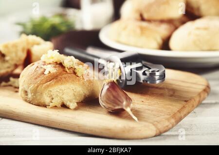Frische hausgemachte Brötchen auf dem Tisch, Nahaufnahme Stockfoto