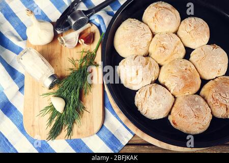 Frische hausgemachte Brötchen auf dem Tisch, Nahaufnahme Stockfoto