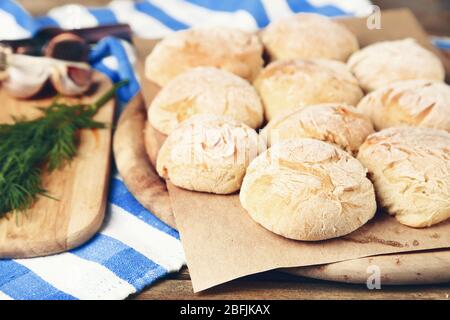 Frische hausgemachte Brötchen auf dem Tisch, Nahaufnahme Stockfoto