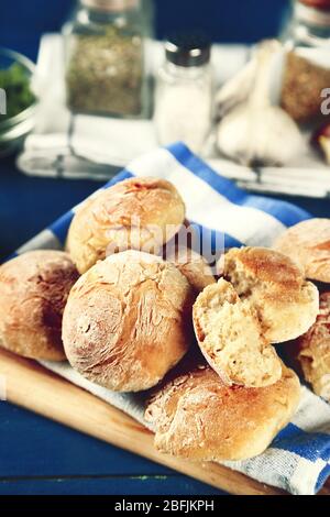 Frische hausgemachte Brötchen auf dem Tisch, Nahaufnahme Stockfoto