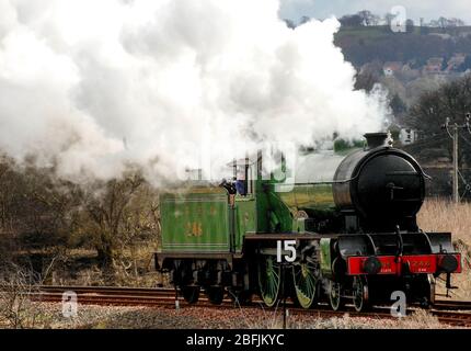 Die 246 Morayshire LNER Klasse D49 fährt über das Avonbank Viadukt mit der Bo'Ness & Kinneil Railway, West Lothian. Stockfoto