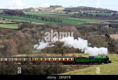 Die 246 Morayshire LNER Klasse D49 fährt über das Avonbank Viadukt mit der Bo'Ness & Kinneil Railway, West Lothian. Stockfoto