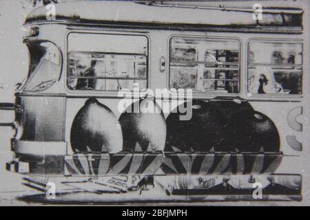 Schönes 70er Jahre Vintage schwarz-weiß Foto eines Standard-Trolley-Bus fahren auf der Straße. Stockfoto