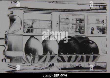 Schönes 70er Jahre Vintage schwarz-weiß Foto eines Standard-Trolley-Bus fahren auf der Straße. Stockfoto