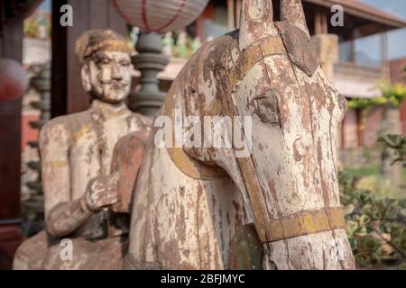 Kochi, Kerala, Indien - 5. April 2018: Alte hölzerne Skulptur eines Pferdes und seines Reiters im historischen Bezirk Kochi, ohne Leute, Indien Stockfoto