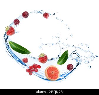 Frisches Obst, Beeren und grüne Blätter mit Wasserspritzer, isoliert auf weiß Stockfoto