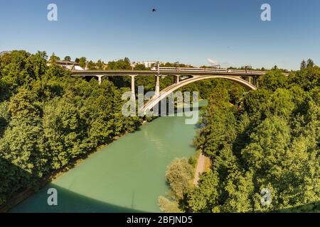 Bern, Schweiz - 30. Juli 2019: Eisenbahnbrücke über den Fluss. Zugfahrt über die Brücke über die Aare in der Hauptstadt der Schweiz. Stockfoto