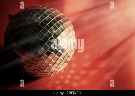 Disco Ball auf rotem Hintergrund Stockfoto