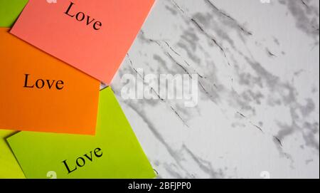 Kopierraum, Kreativität, Projekt, Kunst. Vision Board. Motivierende Worte auf bunten Stickern auf einem Marmortisch. Businessplan, Strategie, Konzept, Zukunft Stockfoto