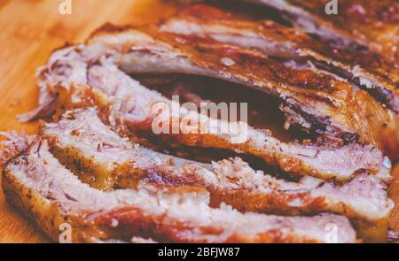 BBQ Spare Schweinerippchen. Scharf-würziger Grill auf Holzset und Messerschnitt Stockfoto