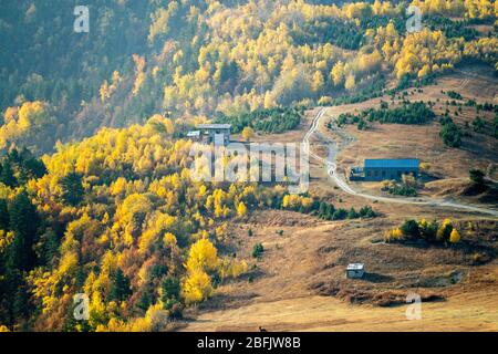 Kaukasus, Georgien, Tusheti Region, Omalo. Ein Dorf am Berghang wird von der aufgehenden Sonne in der Region Tusheti erleuchtet. Stockfoto