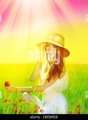 Porträt von schönen jungen Frau mit Mohnblumen im Feld Stockfoto