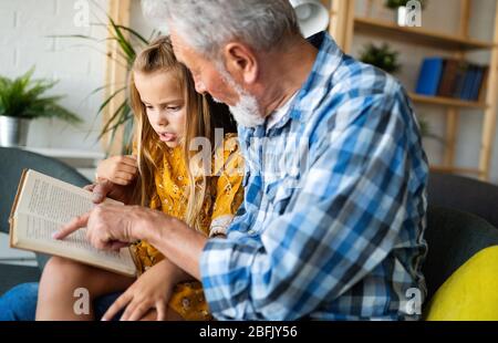 Cute Großvater und Enkel ein Buch lesen Stockfoto