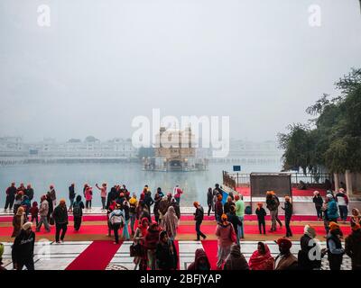 Menschen beten im Goldenen Tempel, Amritsar Stockfoto