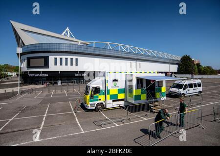 Ein leerer NHS-Schlüsselarbeiter fährt während der Coronavirus-Pandemie durch die Teststation im Ashton Gate Stadium in Bristol. Stockfoto