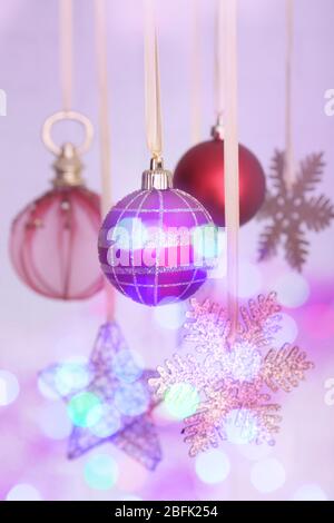 Weihnachtsdekorationen hängen auf festlichem Hintergrund Stockfoto