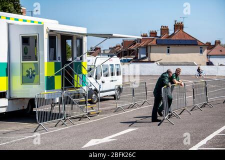 Ein leerer NHS-Schlüsselarbeiter fährt während der Coronavirus-Pandemie durch die Teststation im Ashton Gate Stadium in Bristol. Stockfoto