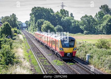 South West tains Desiro City No. 707003 nähert Chertsey Station, Surrey, England, Großbritannien Stockfoto