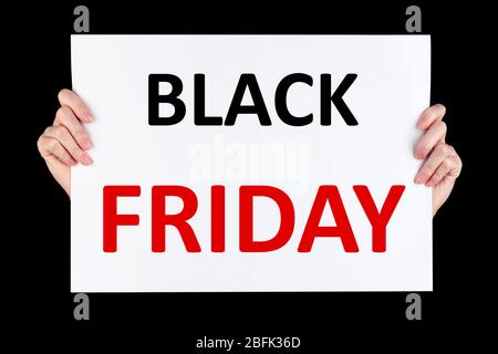 Hände, die Black Friday Werbung isoliert auf schwarz halten Stockfoto