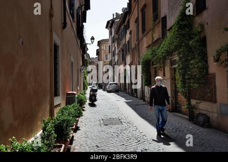 Roma, Roma, Italien. April 2020. Das tägliche Leben auf den Straßen von Roma während des Coronavirus-Ausbruchs.die italienische Regierung hat die Maßnahme einer nationalen Aussperrung beschlossen, indem sie alle Aktivitäten außer den wesentlichen Diensten für den Versuch, Coronavirus zu bekämpfen (COVID-19) eingestellt hat. Ist unter Quarantäne und die Bewegung sind auf die notwendigen beschränkt. Die Straßen der Stadt sind leer und werden vom Amry kontrolliert. Kredit: Matteo Trevisan/ZUMA Wire/Alamy Live News Stockfoto