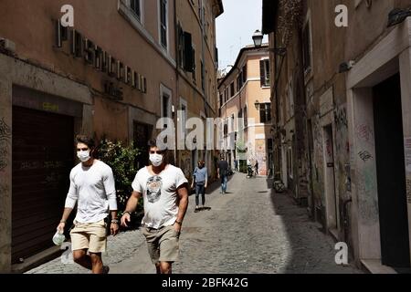 Roma, Roma, Italien. April 2020. Das tägliche Leben auf den Straßen von Roma während des Coronavirus-Ausbruchs.die italienische Regierung hat die Maßnahme einer nationalen Aussperrung beschlossen, indem sie alle Aktivitäten außer den wesentlichen Diensten für den Versuch, Coronavirus zu bekämpfen (COVID-19) eingestellt hat. Ist unter Quarantäne und die Bewegung sind auf die notwendigen beschränkt. Die Straßen der Stadt sind leer und werden vom Amry kontrolliert. Kredit: Matteo Trevisan/ZUMA Wire/Alamy Live News Stockfoto