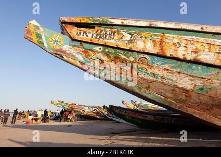 Fischerboote am Strand von Ngor, Dakar, Senegal. Stockfoto