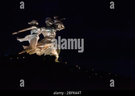 Das 52 Meter lange afrikanische Renaissance-Denkmal auf Collines des Mamelles vor Dakar, Senegal. Stockfoto