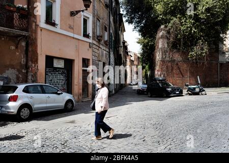 Roma, Roma, Italien. April 2020. Das tägliche Leben auf den Straßen von Roma während des Coronavirus-Ausbruchs.die italienische Regierung hat die Maßnahme einer nationalen Aussperrung beschlossen, indem sie alle Aktivitäten außer den wesentlichen Diensten für den Versuch, Coronavirus zu bekämpfen (COVID-19) eingestellt hat. Ist unter Quarantäne und die Bewegung sind auf die notwendigen beschränkt. Die Straßen der Stadt sind leer und werden vom Amry kontrolliert. Kredit: Matteo Trevisan/ZUMA Wire/Alamy Live News Stockfoto