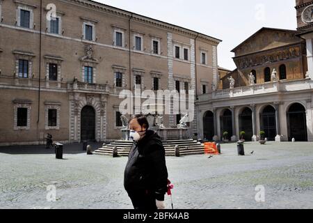 Roma, Roma, Italien. April 2020. Das tägliche Leben auf den Straßen von Roma während des Coronavirus-Ausbruchs.die italienische Regierung hat die Maßnahme einer nationalen Aussperrung beschlossen, indem sie alle Aktivitäten außer den wesentlichen Diensten für den Versuch, Coronavirus zu bekämpfen (COVID-19) eingestellt hat. Ist unter Quarantäne und die Bewegung sind auf die notwendigen beschränkt. Die Straßen der Stadt sind leer und werden vom Amry kontrolliert. Kredit: Matteo Trevisan/ZUMA Wire/Alamy Live News Stockfoto