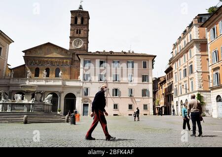 Roma, Roma, Italien. April 2020. Das tägliche Leben auf den Straßen von Roma während des Coronavirus-Ausbruchs.die italienische Regierung hat die Maßnahme einer nationalen Aussperrung beschlossen, indem sie alle Aktivitäten außer den wesentlichen Diensten für den Versuch, Coronavirus zu bekämpfen (COVID-19) eingestellt hat. Ist unter Quarantäne und die Bewegung sind auf die notwendigen beschränkt. Die Straßen der Stadt sind leer und werden vom Amry kontrolliert. Kredit: Matteo Trevisan/ZUMA Wire/Alamy Live News Stockfoto