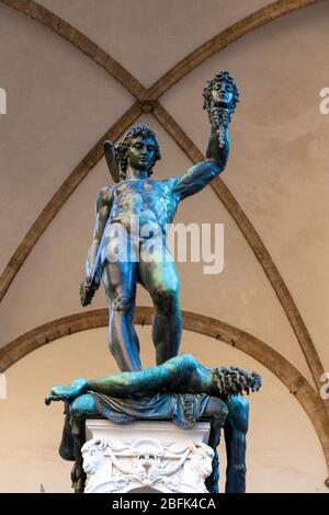 Benvenuto Cellinis Statue des Perseus, die den Kopf der Medusa, Loggia dei Lanzi, Florenz, Italien, hält Stockfoto