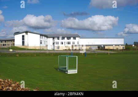 Berwickshire High School, Duns, Berwickshire, Scottish Borders, UK, mit Spielfeldern im Vordergrund Stockfoto