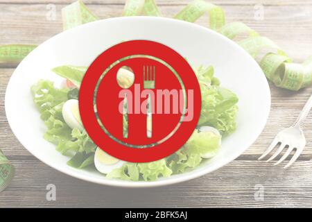 Salat mit Wachtelei und Basilikum auf Holztisch Hintergrund Stockfoto