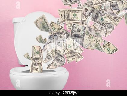 Die Toilette wird mit viel Geld gespült. Stockfoto