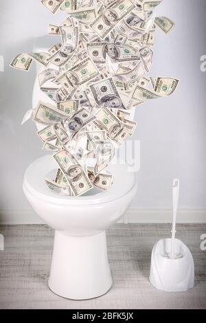 Die Toilette wird mit viel Geld gespült. Stockfoto