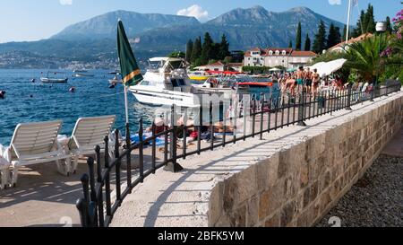 Eine Promenade, die in einen Strand verwandelt wurde - 6. August 2019 / Rose Village, Halbinsel Lustica, Kotor Bay, Montenegro, Europa Stockfoto